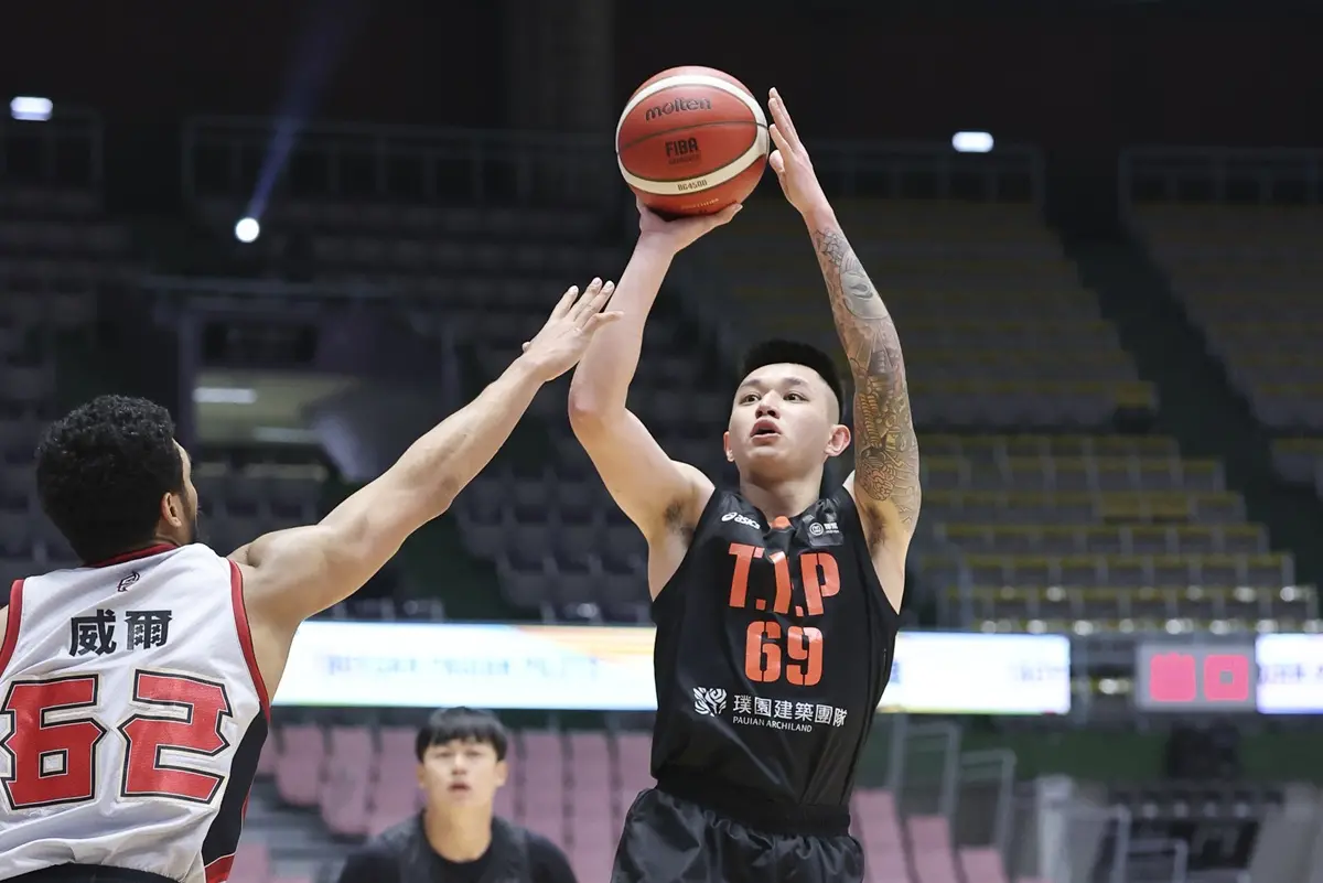 ▲P. LEAGUE+桃園璞園領航猿今（16）日坐鎮主場，迎戰來訪客隊高雄鋼鐵人，「夜王」盧峻翔貢獻23分締造聯盟新猷成歷史得分王，李家慷也攻下24分再創個人得分新高，領航猿全員皆兵，展現出驚人團隊火力，提早鎖定勝局，主場紀錄之夜以114：77輕取鋼鐵人。（圖／領航猿提供）