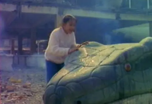 ▲《大蛇王》劇組前進被地震毀壞的中和華陽市場,來拍攝片中大蛇毀滅樓房後的情況。(圖/摘自IMDb) ▲《大蛇王》劇組前進被地震毀壞的中和華陽市場,來拍攝片中大蛇毀滅樓房後的情況。(圖/摘自IMDb)