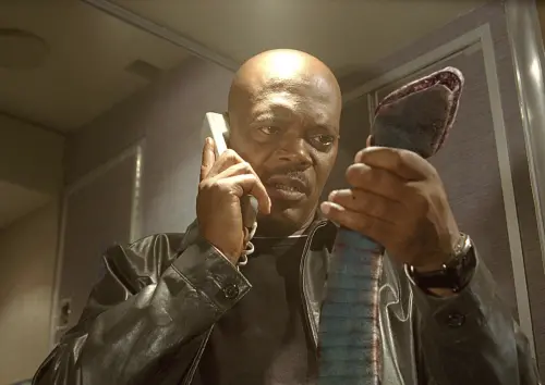 ▲山繆傑克森一聽到《飛機上有蛇》的片名就決定要演出,而且很堅持片名不能改。(圖/摘自IMDb) ▲山繆傑克森一聽到《飛機上有蛇》的片名就決定要演出,而且很堅持片名不能改。(圖/摘自IMDb)