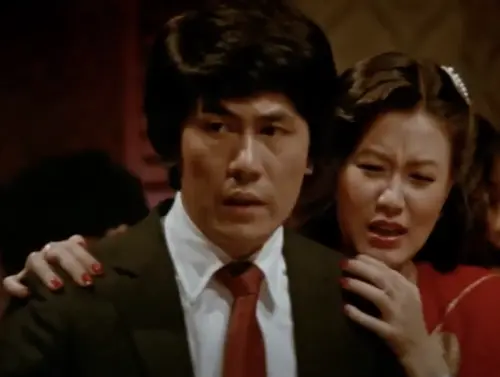 ▲向雲鵬(左)與羅霈穎在《人蛇大戰》演情侶,面臨群蛇攻擊人類的危機。(圖/摘自YouTube) ▲向雲鵬(左)與羅霈穎在《人蛇大戰》演情侶,面臨群蛇攻擊人類的危機。(圖/摘自YouTube)