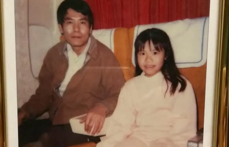 ▲華航董事長謝世謙（左）昨日心梗猝逝，他的女兒正是旺福樂團的貝斯手推機（右）。推機昨晚發文哀悼爸爸，淚曝父女最後對話，相當心碎。（圖／推機IG）