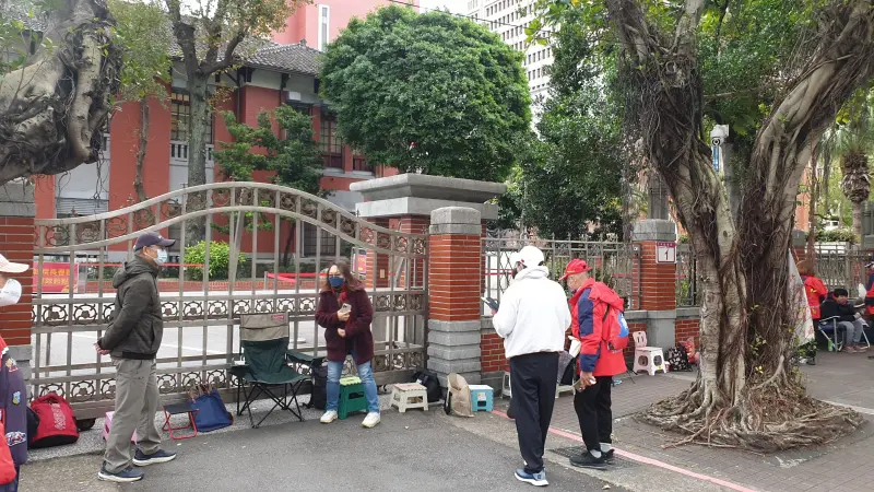 ▲韓國瑜今親送春聯，有粉絲徹夜北上排隊。（圖／何哲欣攝，2025.01.17）