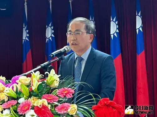 ▲台灣港務公司高雄港務分公司副總經理張展榮歡迎愛達史黛拉號郵輪到訪高雄港。(圖／記者黃守作攝，2025.01.16)