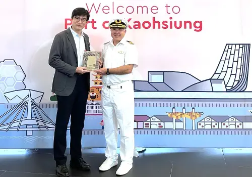 ▲義大利籍愛達史黛拉號郵輪首航高雄港，由高雄港務分公司處長蔡建郎(左)代表致贈首航紀念牌給該輪，由船長Nikolaos Nitschai(右)代表接受，以歡迎愛達史黛拉號郵輪到訪高雄港。(圖／高雄港務分公司提供)
