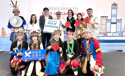 ▲高雄港務分公司在高雄港旅運中心現場亦安排春聯書法教學，由書法老師帶領旅客親手書寫春聯，深入體驗我國傳統文化。(圖／高雄港務分公司提供)