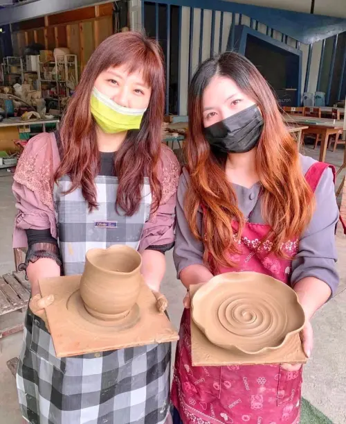 春節連假走春首選 田中窯蜀葵花海萬紫千紅喜迎客 ▲田中窯除了蜀葵花海萬紫千紅美景外,還能體驗植物手作移印染及捏陶樂趣。(圖/業者提供)