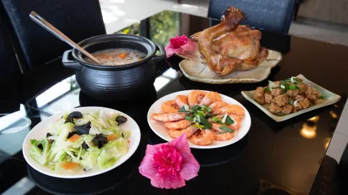 春節連假走春首選 田中窯蜀葵花海萬紫千紅喜迎客 ▲園區內提供特色美食雞腿套餐等,遊客享受美味也能體驗農家樂。(圖/業者提供)