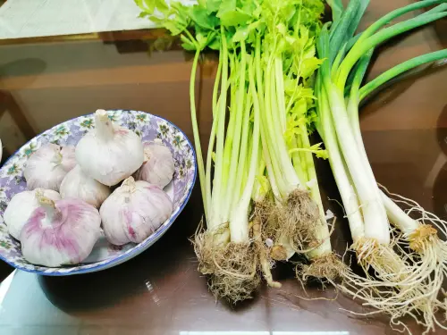 ▲學測拜文昌帝君供品準備蔥蒜，聰明開智慧善計算。（圖／楊登嵙提供）