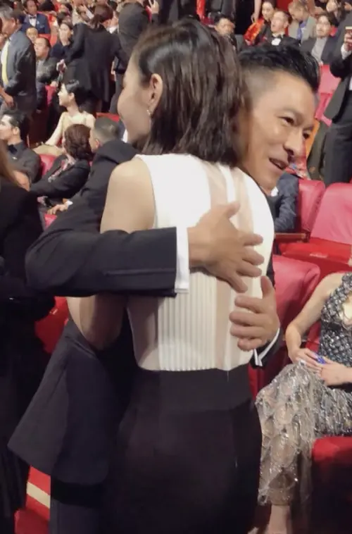 ▲謝金燕開心與劉德華擁抱。