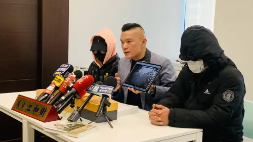 ▲台中市議員江和樹陪同被害人父女出面，揭發色警惡行。（圖／記者顏幸如攝，2025.01.16）