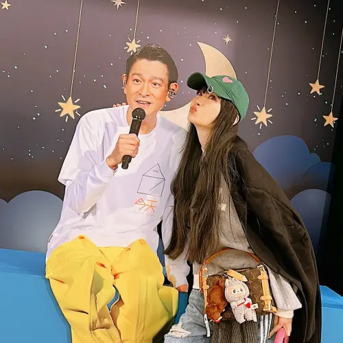 ▲謝金燕（右）50歲生日直奔劉德華演唱會，在對方人形立牌前獻吻。（圖／謝金燕臉書）