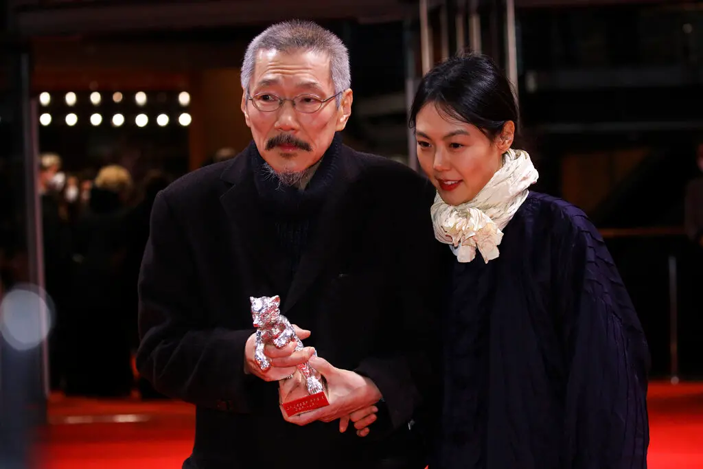 ▲韓國影后金珉禧（右）2016年被爆料愛上大22歲導演洪尚秀（左），隔年兩人大方認愛，而今日則是傳出金珉禧平安產下兩人愛的結晶。（圖／美聯社／達志影像）