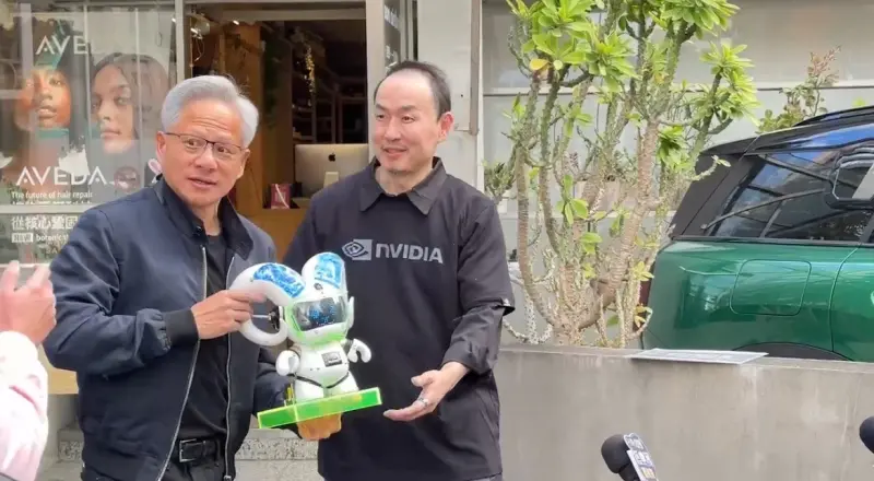 ▲輝達執行長黃仁勳與「Manor Salon」設計師老闆Ray。（圖／讀者提供）