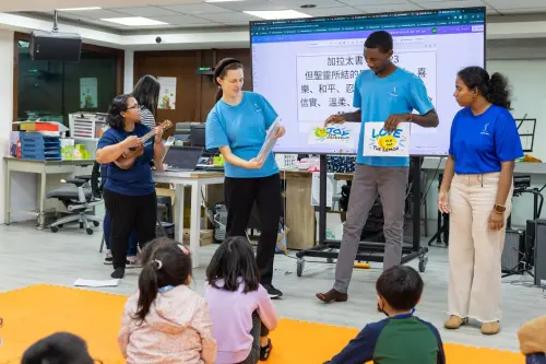 花蓮迎世界最大「海上圖書館」望僕號!今起50元登船、預約網址曝 ▲望僕號粉專也放上之前在高雄,大家一起唱歌、學習、玩樂的照片。(圖/翻攝自Doulos Hope FB)