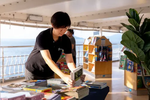 花蓮迎世界最大「海上圖書館」望僕號!今起50元登船、預約網址曝 ▲「望僕號」載運逾2000本書籍,目前在台灣巡迴至花蓮港,民眾花50元登船就能看到飽。(圖/翻攝自Doulos Hope FB)