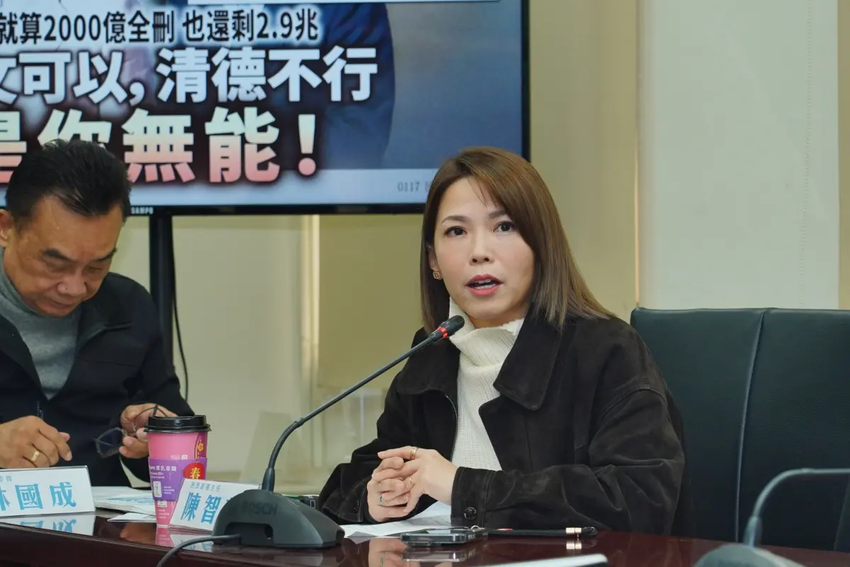 ▲民眾黨立院黨團辦公室主任陳智菡質疑，總預算案還在立院整理中，根本還沒送到總統府，為何綠委手上有報告？（圖／民眾黨團提供）