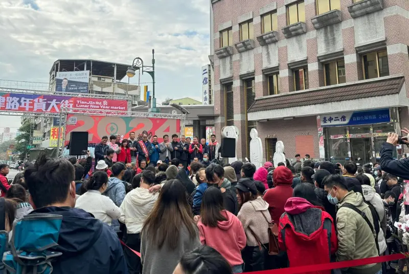 ▲中台灣最大「天津路年貨大街」今（17）日起登場，開幕當天有限量福袋，本文整理抽獎方式、交通與停車資訊等一文掌握。（圖／翻攝天津路服飾商圈臉書）