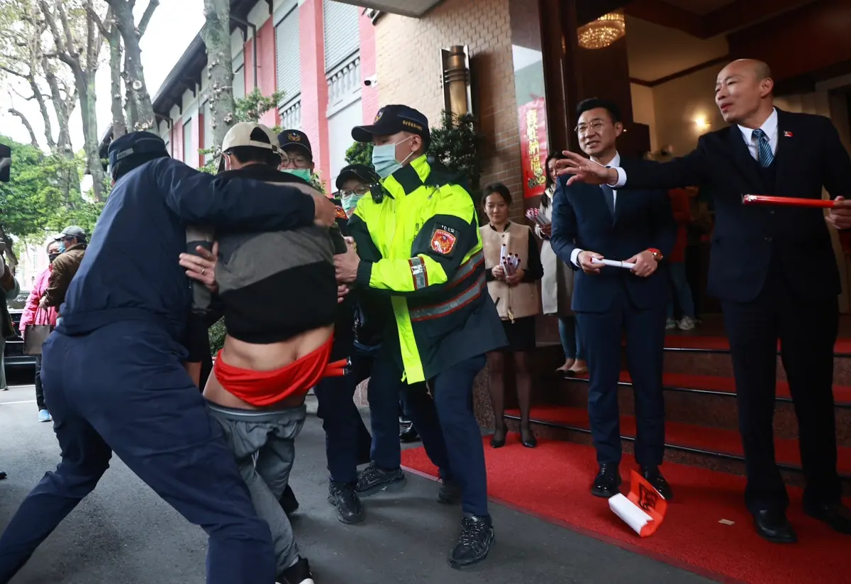 ▲韓國瑜與江啟臣在立院正門發春聯，有黑粉嗆聲遭驅離。（圖／葉政勳攝，2025.01.17）