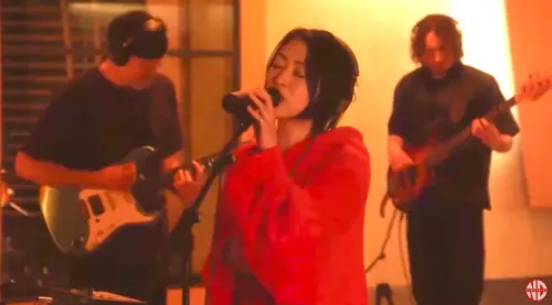 ▲宇多田光2023年在線上演唱會演繹重新編曲的〈First Love〉。（圖／Nelson Chen YouTube）