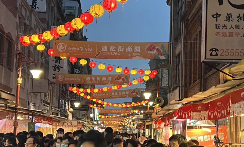 ▲2025台北年貨大街自1月11日至1月27日於迪化商圈、後站商圈、華陰街北車商圈、台北地下街、寧夏夜市、艋舺夜市及濱江市場等地熱鬧登場。（圖／北市觀傳局提供）