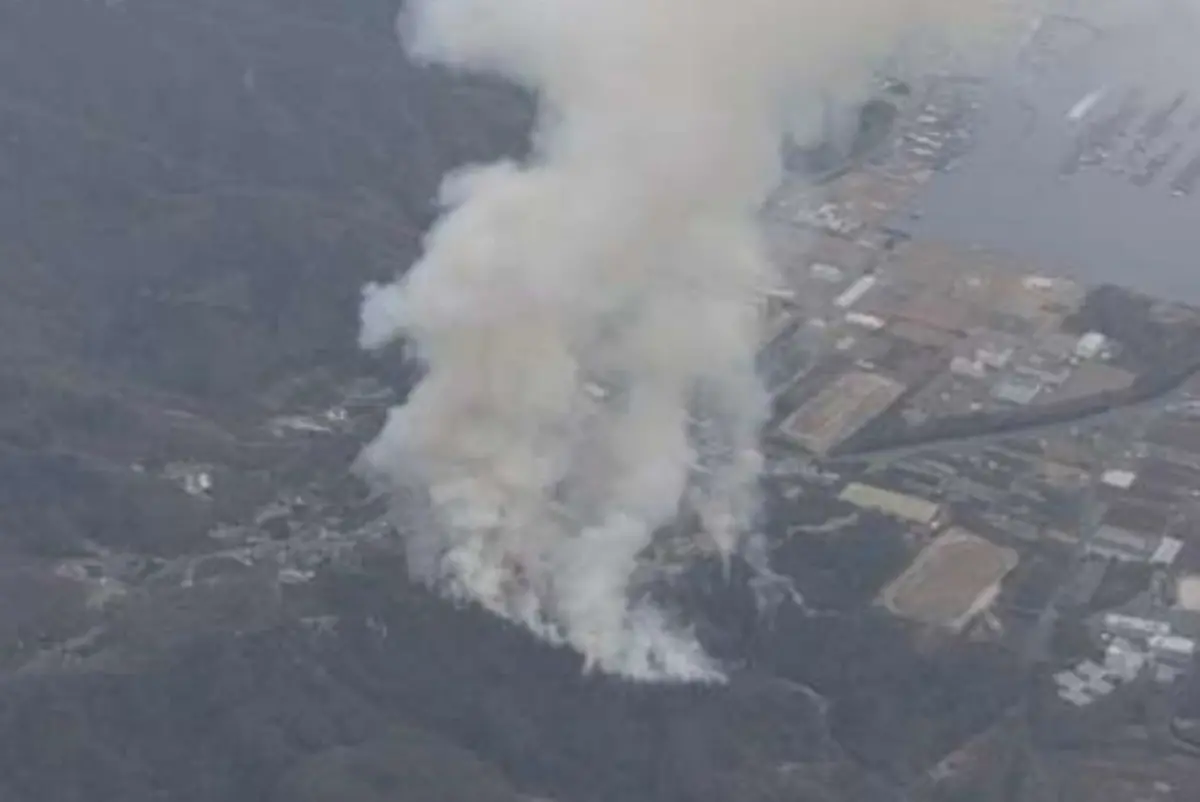 ▲日本廣島縣江田島市，17日上午發生森林火災，疑似與海上自衛隊的訓練活動有關。（圖／翻攝自NHK）