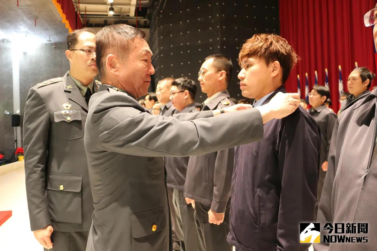 ▲屏東縣後指部後備軍人晉任暨表揚典禮，由中將指揮官劉協慶親自為晉任人員掛階。（圖／記者莊全成攝，2025.01.17）