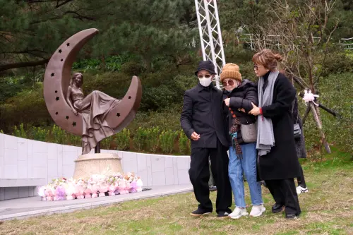 ▲李玟過世後，媽媽（右2）和二姊Nancy（右1）有出席「永遠的月光愛人」雕像揭幕儀式。（圖／李玟家人提供）