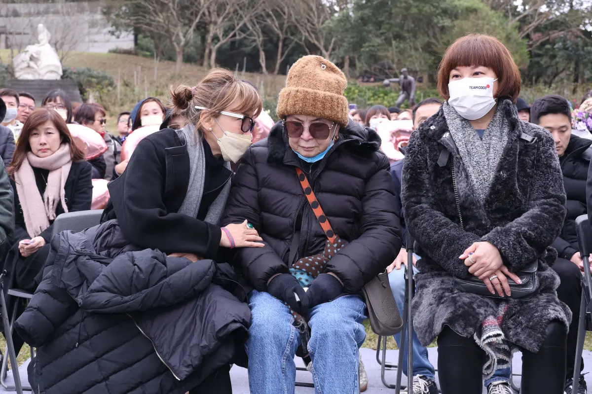 ▲今日是李玟50歲冥誕，她的老公沒有現身，李玟媽媽（中）則在現場數度放聲痛哭，離開前還突然喊出：「救救我的妹妹（指李玟）。」（圖／COCO家人提供）