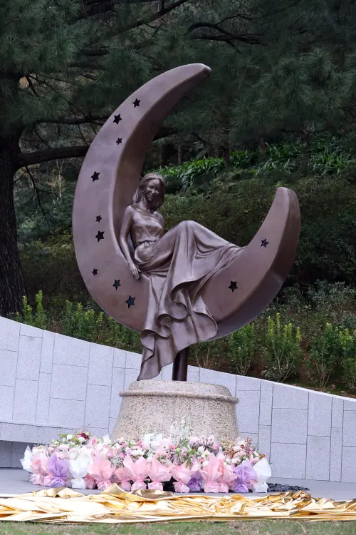 CoCo李玟「永遠的月光愛人」雕像揭幕儀式 媽媽姊姊現身金寶山淚灑現場。(圖/COCO家人提供) ▲CoCo李玟「永遠的月光愛人」雕像揭幕儀式 媽媽姊姊現身金寶山淚灑現場。(圖/COCO家人提供)