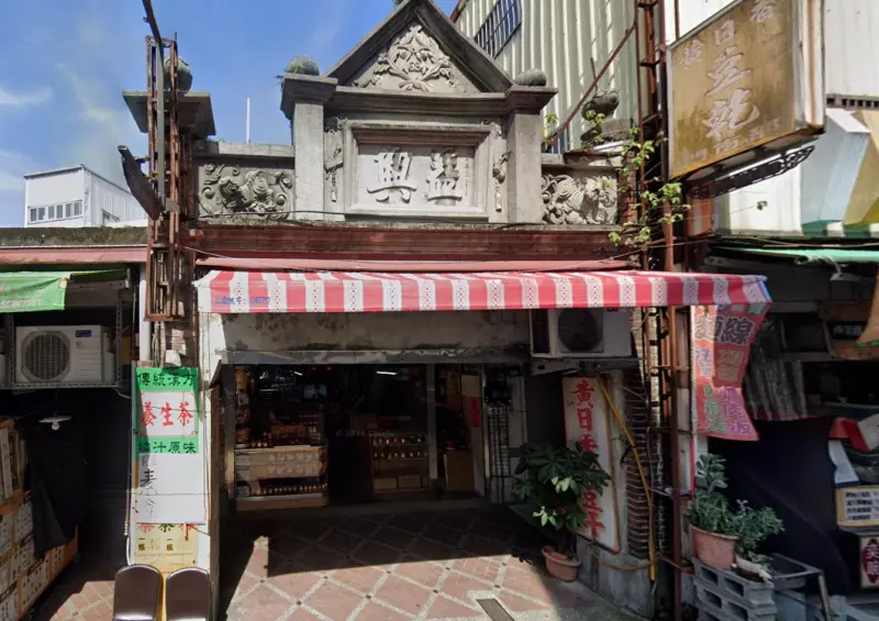 ▲桃園大溪老街這棟屋齡147年的清朝古宅，該戶部分持分去年1月以總價180.7萬元成交，為去年六大都會區所有交易中，屋齡最高者。（圖／Google Maps）