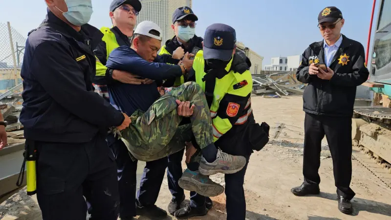 ▲陳姓包商不願撤離並堅持作業，警方依涉嫌妨礙公務強制抬離現場並移送法辦。（圖／屏東縣府提供）