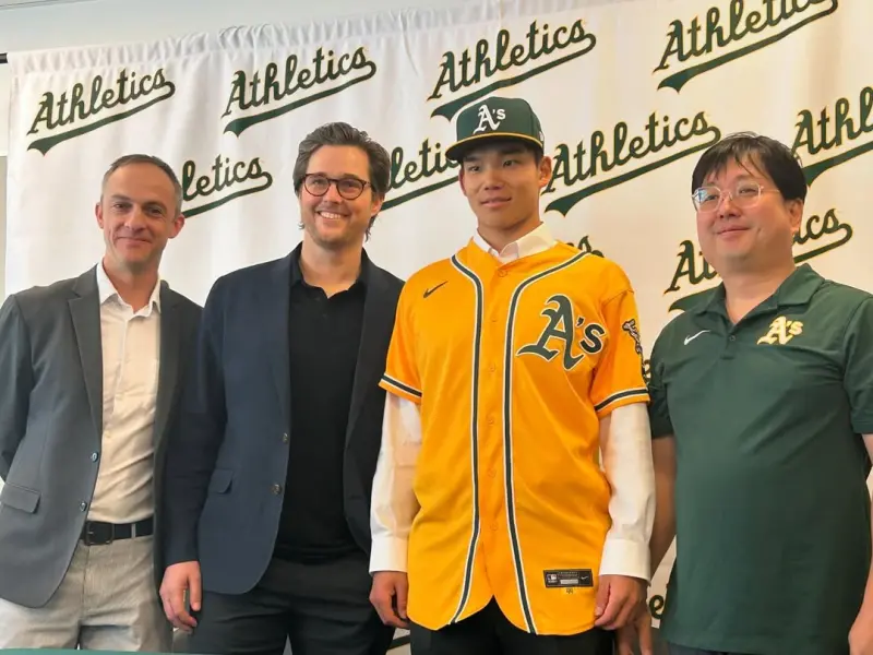 ▲森井翔太郎（右2）加盟運動家隊後，開啟個人IG帳號，期待未來能夠不使用講稿流利講英語。（圖／翻攝森井翔太郎IG）