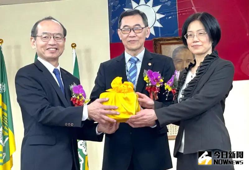 ▲財政部關務署高雄關舉行新卸任關務長交接儀式，在關務署副署長趙台安(中)監交，由屆齡退休卸任關務長陳木榮(左)將印信，交給新任關務長劉芳祝(右)，完成交接，以利關務之推動。(圖／記者黃守作攝，2025.01.17)