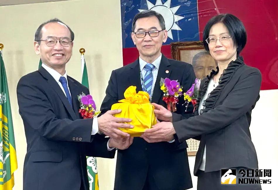 ▲財政部關務署高雄關舉行新卸任關務長交接儀式，在關務署副署長趙台安(中)監交，由屆齡退休卸任關務長陳木榮(左)將印信，交給新任關務長劉芳祝(右)，完成交接，以利關務之推動。(圖／記者黃守作攝，2025.01.17)