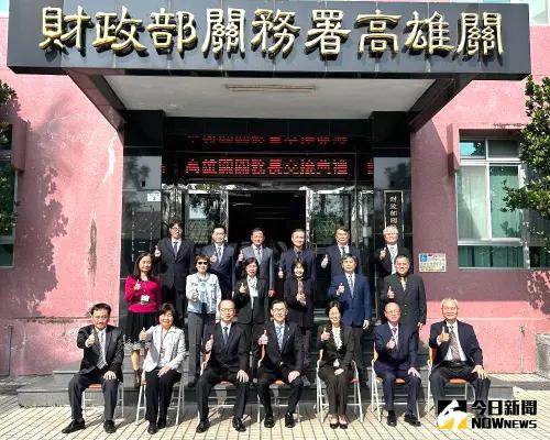 ▲關務署高雄關卸任關務長陳木榮(前排左3)屆齡退休,關務署副署長趙台安(前排中)、新任關務長劉芳祝(前排右3),以及該關人員為其祝福。(圖/記者黃守作攝,2025.01.17) ▲關務署高雄關卸任關務長陳木榮(前排左3)屆齡退休,關務署副署長趙台安(前排中)、新任關務長劉芳祝(前排右3),以及該關人員為其祝福。(圖/記者黃守作攝,2025.01.17)