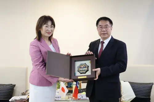 ▲黃偉哲致贈劍獅給安藤真理子。(圖/南市府提供) ▲黃偉哲致贈劍獅給安藤真理子。(圖/南市府提供)