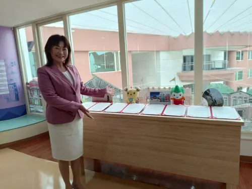 ▲安藤真理子參觀國際廊道。(圖/南市府提供) ▲▲安藤真理子參觀國際廊道。(圖/南市府提供)