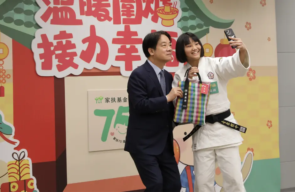 ▲林宇涵開心玩自拍，賴清德為了配合她，特意彎低身子入鏡。（圖／家扶基金會提供，2025.01.17）
