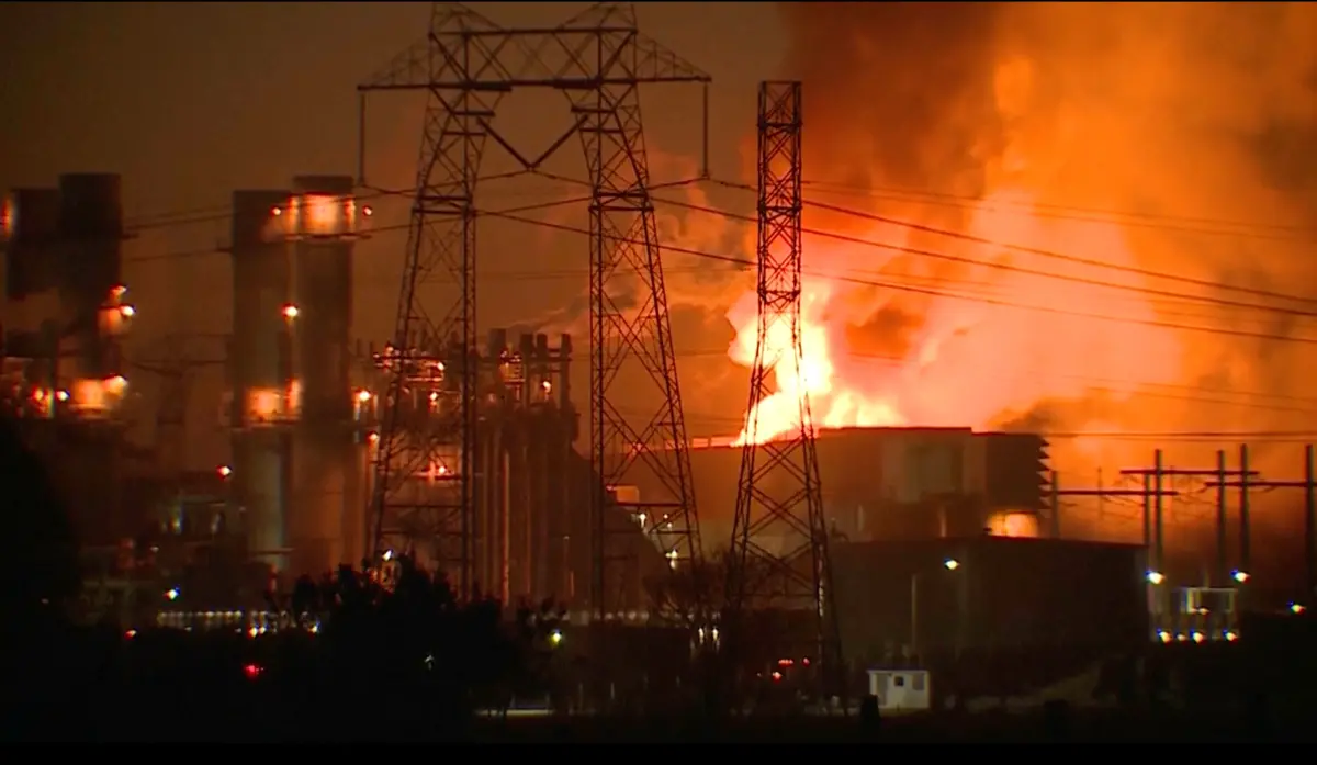 ▲美國加州本週四晚間，位於蒙特利縣（Monterey County）莫斯蘭丁（Moss Landing）的一處大型鋰電池工廠發生大火，火勢猛烈導致當地約1500位居民緊急疏散。（圖／美廉社＠KSBW影片截圖）