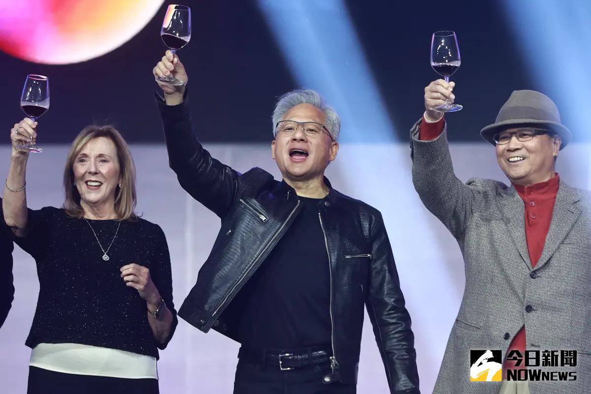 ▲輝達執行長黃仁勳受邀出席供應鏈緯創年終尾牙，並舉杯向緯創所有員工致意感謝他們的努力。（圖／記者葉政勳攝 , 2025.01.17）