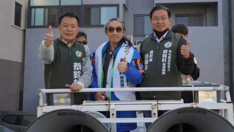 ▲政治網紅史書華醫師（中）下午陪民進黨候選人蔡銘軒車隊掃街。（圖／蔡銘軒提供，2025.01.17）
