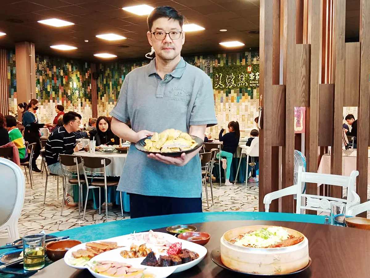▲「美濃窯新客家菜」總經理朱俊璋推薦「富貴盈門黃金雞」。（圖／記者陳美嘉翻攝）