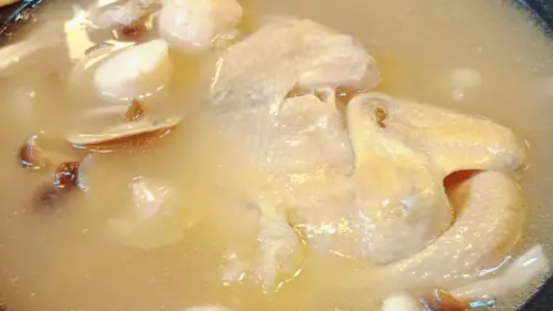▲「一品魚翅燉雞盅」暖心又暖胃。（圖／記者陳美嘉翻攝）