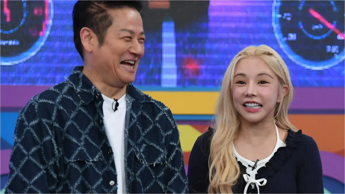 ▲啦啦隊女神若潼上節目《天才衝衝衝》成遊戲黑洞，曾國城出題「親乃哥」，巫苡萱（右）、徐凱希直覺做出吃飯動作，讓大家擔心是否徐乃麟（左）「親一次少一次」。（圖／華視提供）