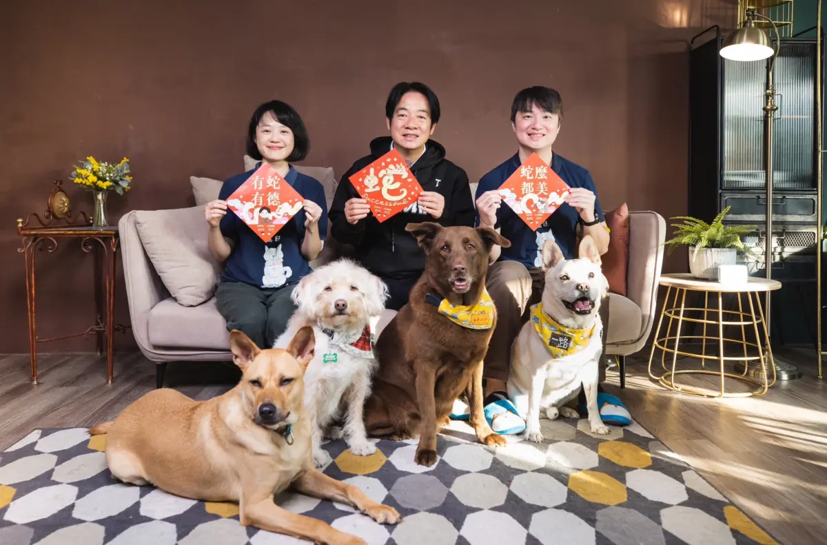 ▲ 賴清德與蘇庭鋒（老蘇）、方思懿攜手，一同製作寵物年菜「黃金旺旺金元寶」。（圖／總統府提供）