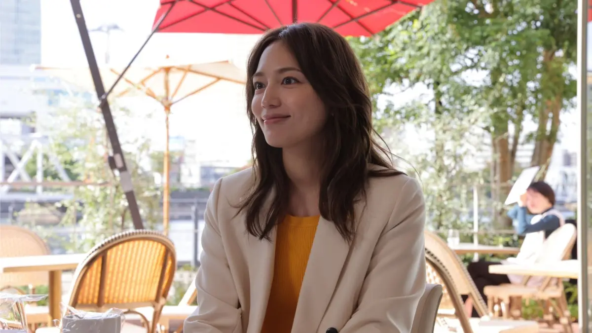 ▲川口春奈（如圖）近期搭檔松村北斗一同出演新劇，豈料卻被對方揭開私下真面目，更被松村北斗直言「很像蟒蛇」，第一印象還是話很多的人。（圖／KKTV提供）