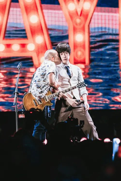 ▲五月天「Just Love It！一路向東」公益演唱會，帶著蕭秉治、黃霆睿、糜先生前進高雄。（圖／相信音樂提供）