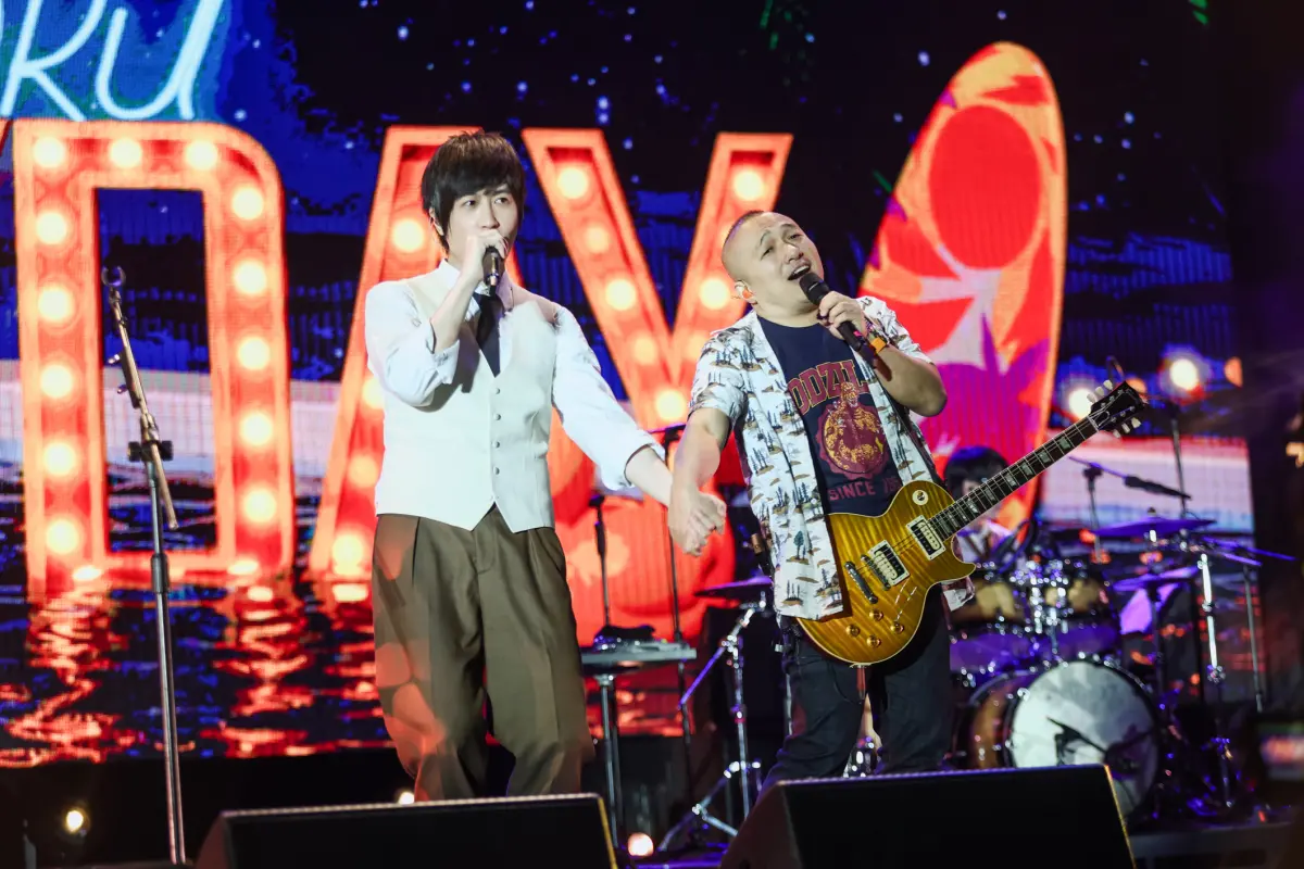 ▲五月天「Just Love It！一路向東」公益演唱會免費開唱，阿信（左）在台上被國璽（右）偷親，傻眼的表情全被拍下來。（圖／相信音樂提供）