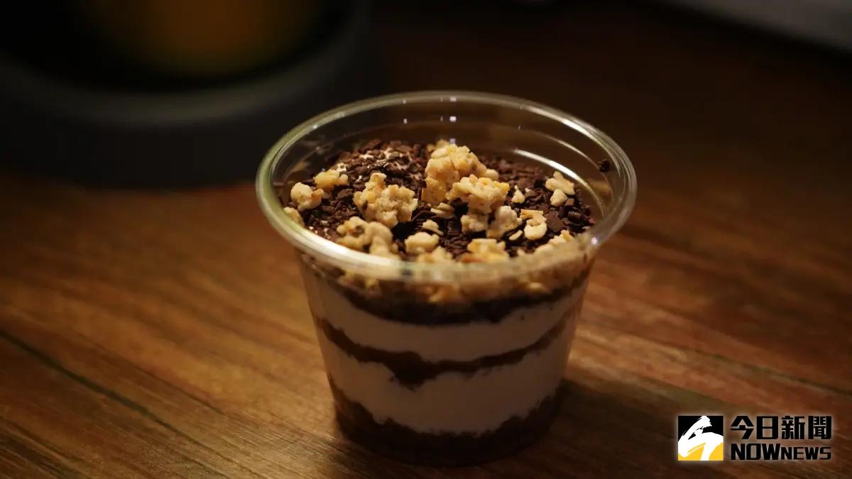 ▲在Netflix實境秀《黑白大廚》中，黑湯匙主廚「拿坡里美味黑手黨」權聖晙，憑藉著「栗子提拉米蘇」獲得逆轉勝的機會，而目前該款甜點已經在韓國CU超商販售，不過銷售狀況卻非常糟糕，店員甚至直言：「不好吃。」（圖／記者施以慧攝114.01.14）