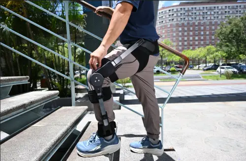 ▲KneeBO是針對訓練下肢肌力與行走能力所設計，為膝關節功能退化的亞健康族群提供力量輔助，重量僅1.5公斤，便於使用者在1分鐘內輕鬆穿戴。（圖／工研院提供）